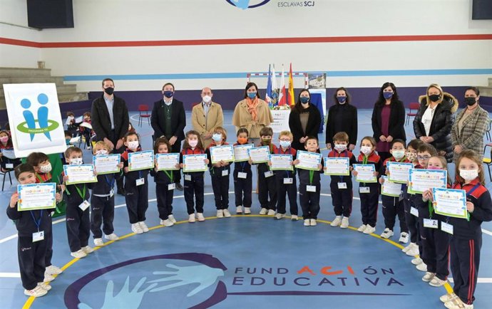 Gema Igual entrega las distinciones a los alumnos del colegio Esclavas, participante en el programa TEI contra el 'bullying' - AYUNTAMIENTO DE SANTANDER Gema Igual entrega las distinciones a los alumnos del colegio Esclavas, participante en el programa TEI contra el 'bullying'- AYUNTAMIENTO DE SANTANDER