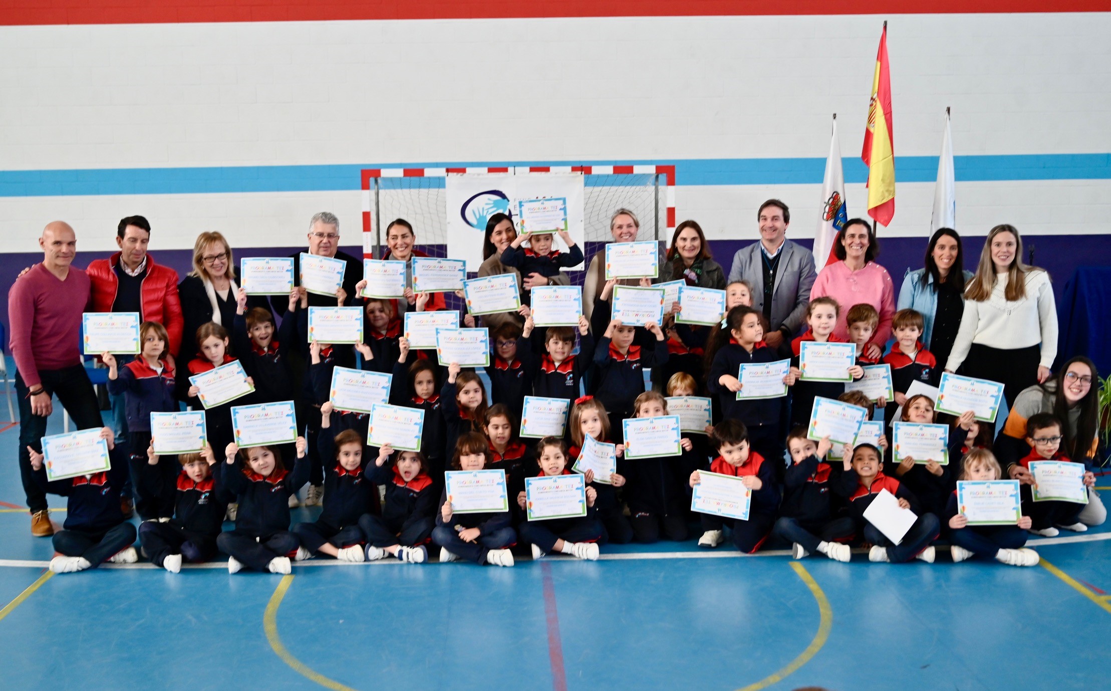 Foto de familia con los diplomas TEI